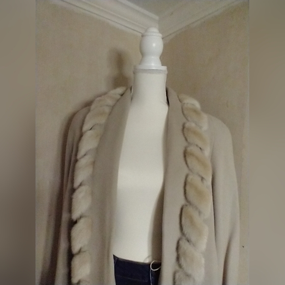 Albert Nipon Studios Elegant Vintage Beige Coat with Faux Fur Trim - Picture 9 of 14